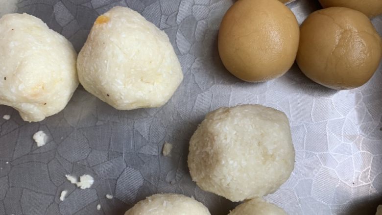 椰蓉月饼,馅料揉成团
