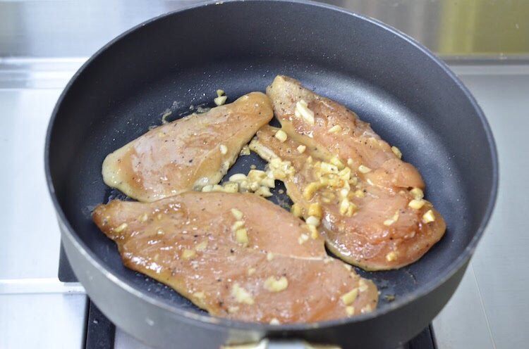 蒜香蜜汁黑椒鸡排,将鸡胸肉连同汤汁一起倒入锅中,盖盖 小火慢煎