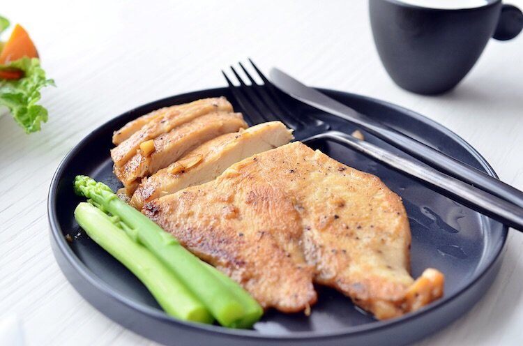 蒜香蜜汁黑椒鸡排,煎好的鸡胸肉稍微放凉后再切,趁热切汤汁都流出来了。切好摆盘。