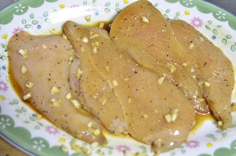 蒜香蜜汁黑椒鸡排,用手给鸡胸肉按摩一下,放冰箱冷藏一晚
