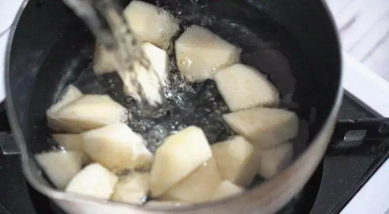 夏天喝一碗雪梨枇杷甜汤,清新解暑又美容,让你清凉一夏!,将切好的雪梨倒入锅中,加入清水,煮沸