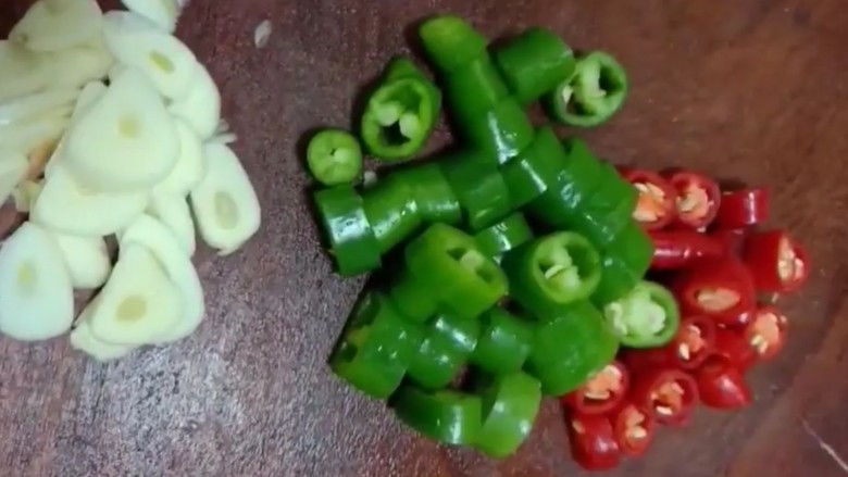 红烧茄子,青红椒,蒜片切好备用