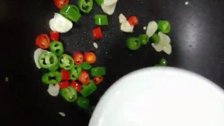 红烧茄子,锅留油下蒜片,青红椒爆香,加半碗清水