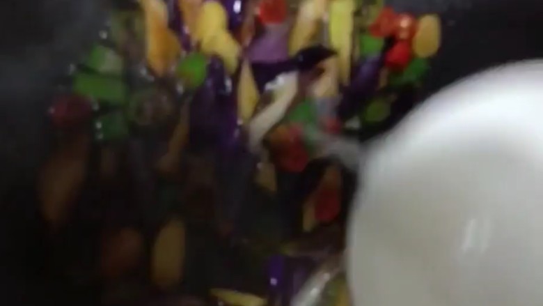 红烧茄子,再勾少许芡,翻炒均匀出锅