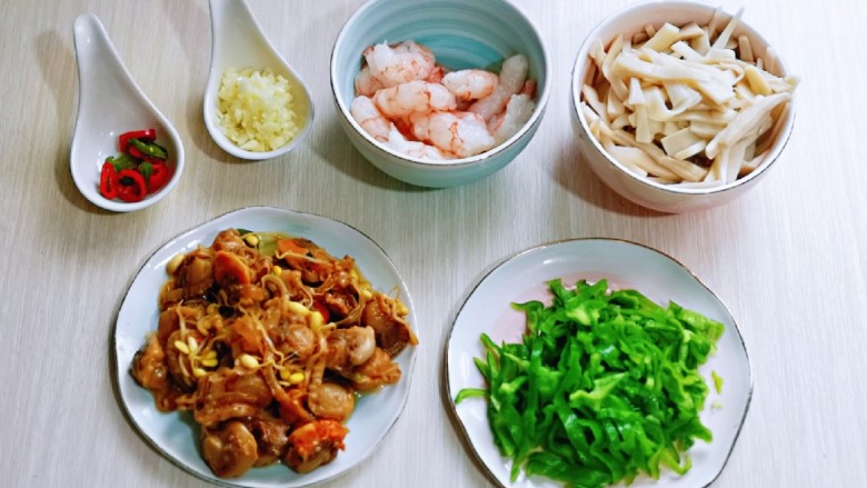 杏鲍菇炒麻辣扇贝肉,<a style='color:red;display:inline-block;' href='/shicai/ 2794'>大蒜</a>去皮切碎,准备工作完成。