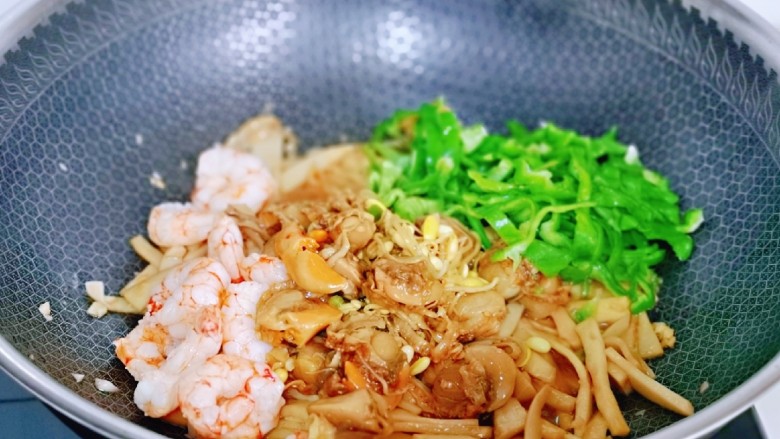 杏鲍菇炒麻辣扇贝肉,加入青椒,麻辣扇贝肉,虾仁。