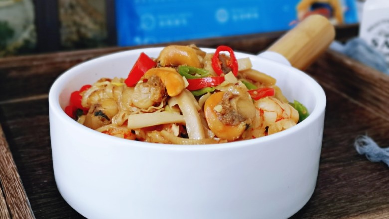 杏鲍菇炒麻辣扇贝肉,配菜吸收了麻辣扇贝肉的鲜香味儿,开瓶啤酒,简直美爆了。