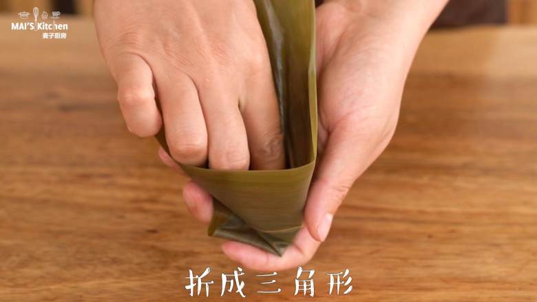在家自制【果蔬彩粽】啦,取一片粽叶,剪去尾部,折成三角形