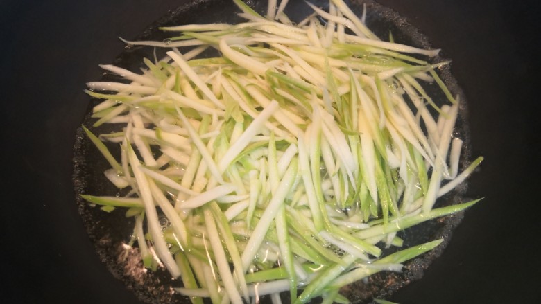 小番茄生瓜捞,水开后,倒入生瓜丝儿