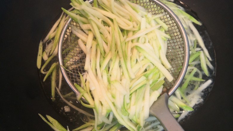 小番茄生瓜捞,生瓜焯水1分钟,捞出