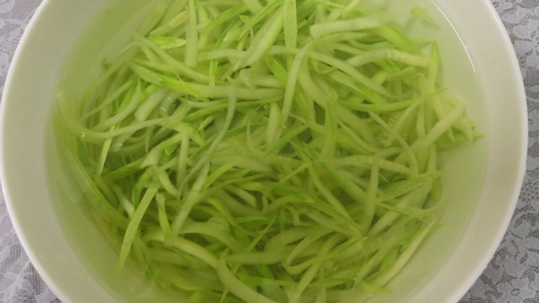 小番茄生瓜捞,捞出的生瓜丝,放凉白开中,过凉,备用