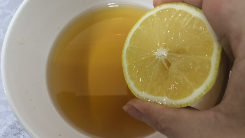 小番茄生瓜捞,柠檬去籽,把柠檬汁,挤入料汁