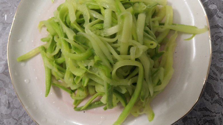 小番茄生瓜捞,生瓜丝,挤干水份,备用