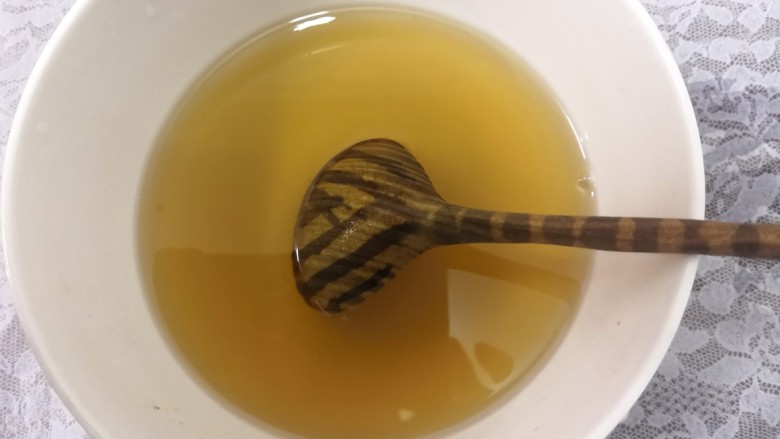 小番茄生瓜捞,用勺子,搅拌均匀,备用