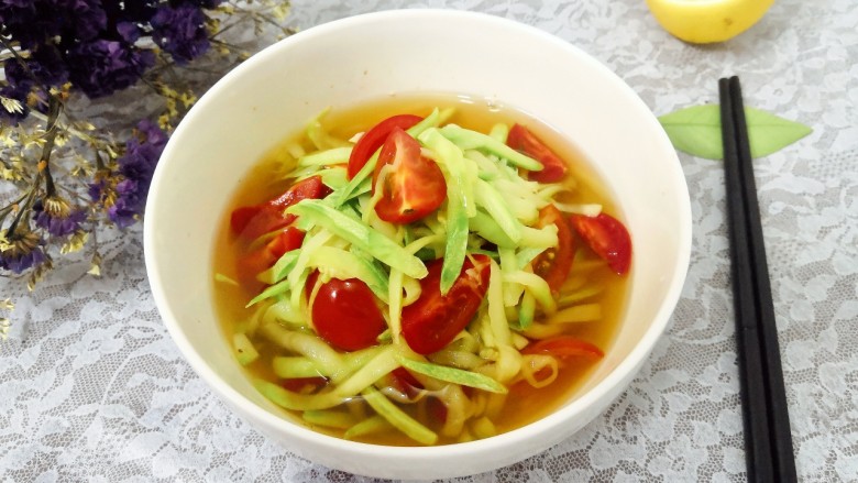 小番茄生瓜捞,番茄生瓜丝,在料汁中浸泡30分钟,即可上桌