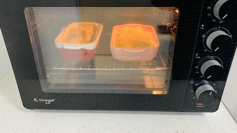 美式鸡肉派,烤箱提前预热,上下火180度烤40分钟。