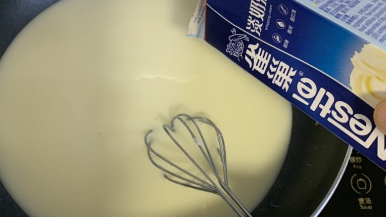 美式鸡肉派,最后一次加入淡奶油,搅拌至顺滑。