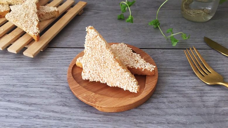 麻香吐司面包,香香脆脆的鸡肉吐司面包出锅,稍微晾凉后就可以食用啦!