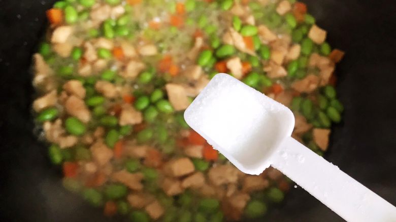胡萝卜毛豆炒鸡丁,待锅内汤汁差不多收紧,加一小勺细盐