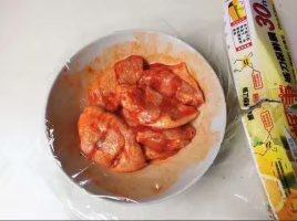 宝宝爱吃的香甜奥尔良鸡翅,放入鸡翅,拌匀按摩泡开,用保鲜膜封碗口放入冰箱冷藏一晚再烤比较入味
