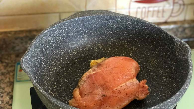 香煎鸡胸肉,一面煎好以后换面,注意控制火候,一直煎到中间看不到红色。