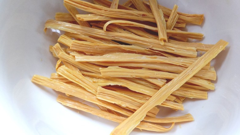 芹菜炒腐竹,腐竹冲洗干净,用水泡发两小时