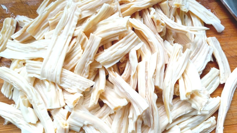 芹菜炒腐竹,泡发好后,下开水焯一下,捞出沥干水分,切段