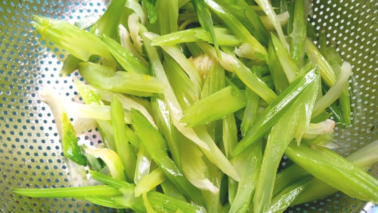 芹菜炒腐竹,捞出过凉水,沥干水分