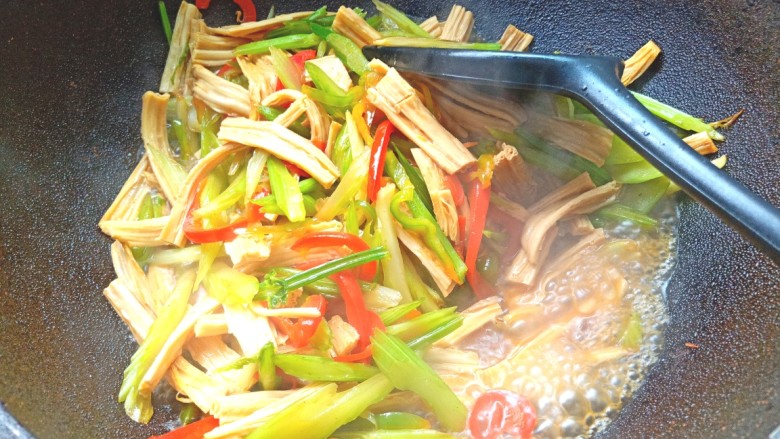 芹菜炒腐竹,翻炒均匀,出锅