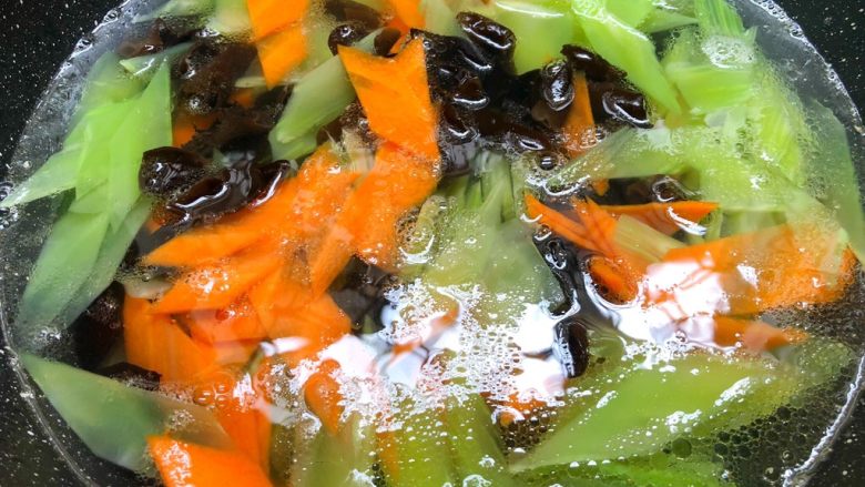 凉拌莴笋木耳,锅里放入适量水烧开,倒入一勺油,一勺盐,少许白糖拌匀,先把木耳放入焯3分钟,再加入胡萝卜和莴笋焯1分钟,焯好捞出来用凉开水过凉。