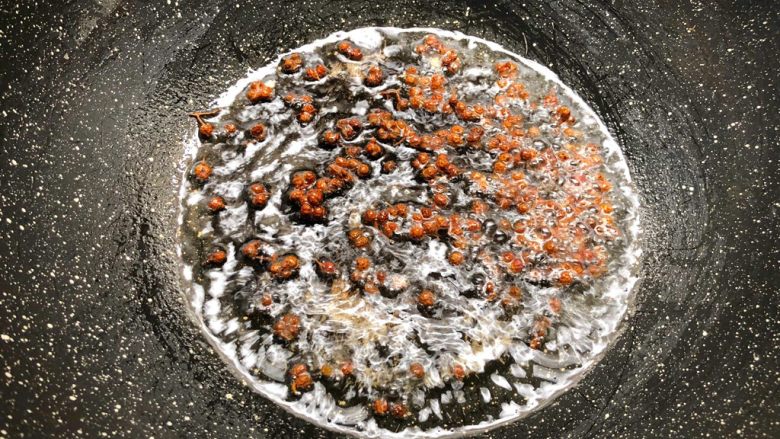凉拌莴笋木耳,热锅放入适量油烧热,把花椒放入炸出香味,再把花椒捞出来扔掉。