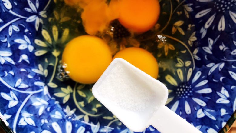 小炒皇,鸡蛋磕入碗内,加少许料酒,一丢丢细盐