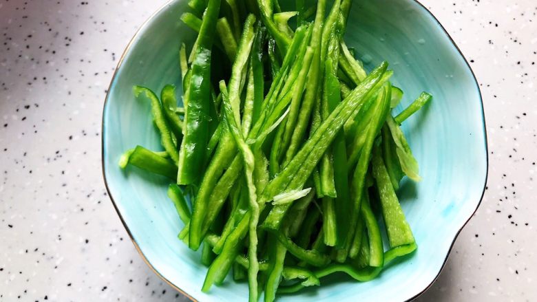 小炒皇,<a style='color:red;display:inline-block;' href='/shicai/ 703'>泡椒</a>去蒂去籽,洗净之后切成丝