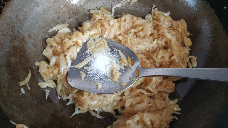 酸菜丸子,加入适量盐翻炒,使油盐全部浸入酸菜中