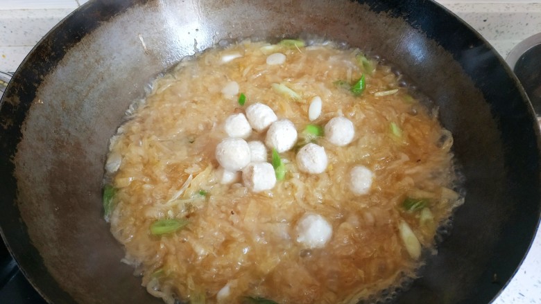酸菜丸子,加入<a style='color:red;display:inline-block;' href='/shicai/ 40846'>鸡肉丸</a>,大火烧开