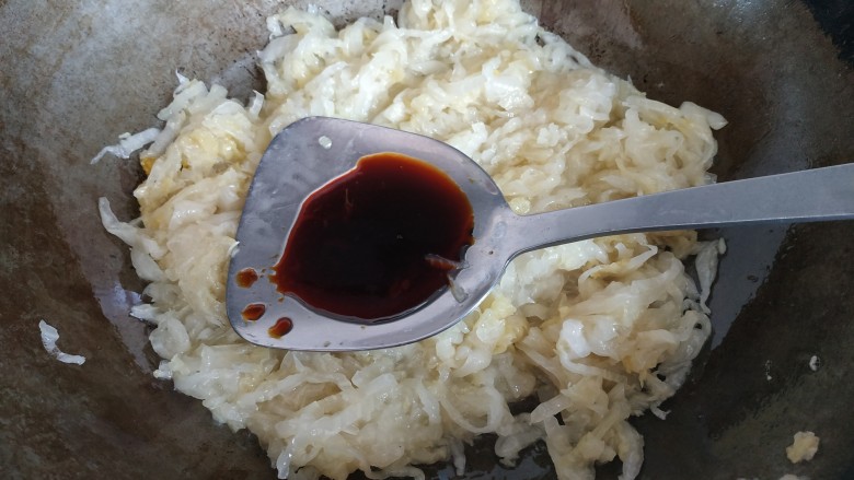 酸菜丸子,加入一勺<a style='color:red;display:inline-block;' href='/shicai/ 788'>生抽</a>翻炒,翻炒五分钟