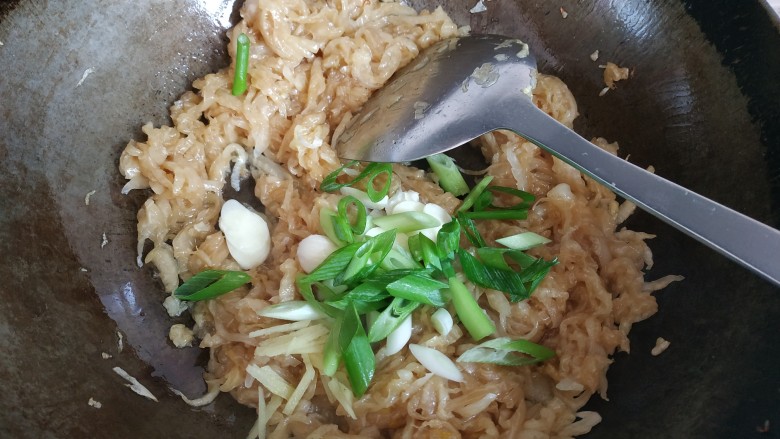 酸菜丸子,加入葱姜蒜翻炒,酸菜完全变软