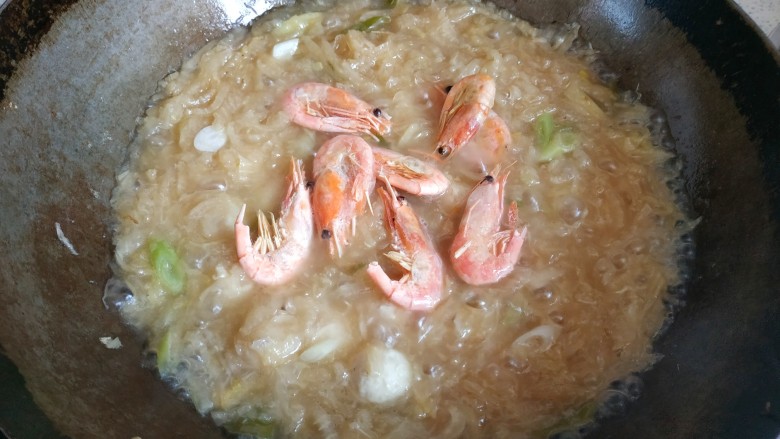 酸菜丸子,鸡肉丸漂浮起来,放入<a style='color:red;display:inline-block;' href='/shicai/ 300'>虾</a>