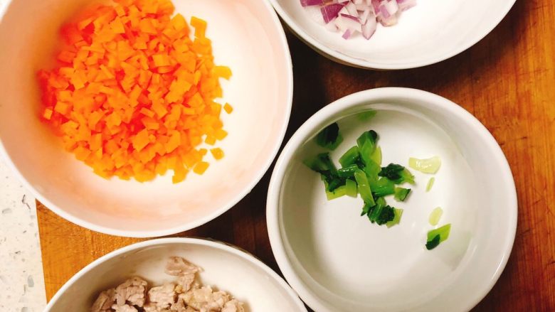 猪肉蔬菜手抓饭,食材如下:猪肉30克,大米50克(提前把米泡1小时,然后再放入电饭锅蒸熟),胡萝卜15克,洋葱10克,上海青1片!(食材的分量只代表制作量,不代表宝宝的添加量)