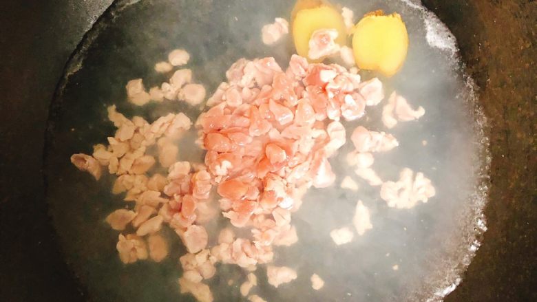 猪肉蔬菜手抓饭,猪肉切小块冷水下锅,放入姜片去腥,焯水后去掉浮沫。小月龄宝宝吃就要辅食机把猪肉搅拌称猪肉麋状!