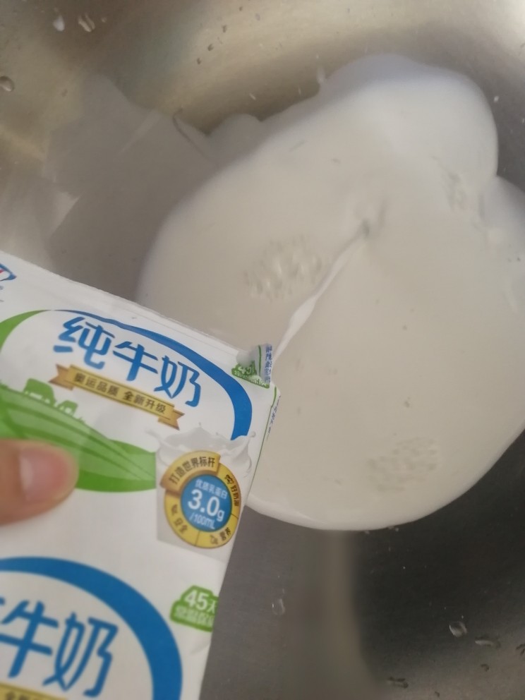 低卡冰激凌,牛奶倒入锅内,小火煮开。