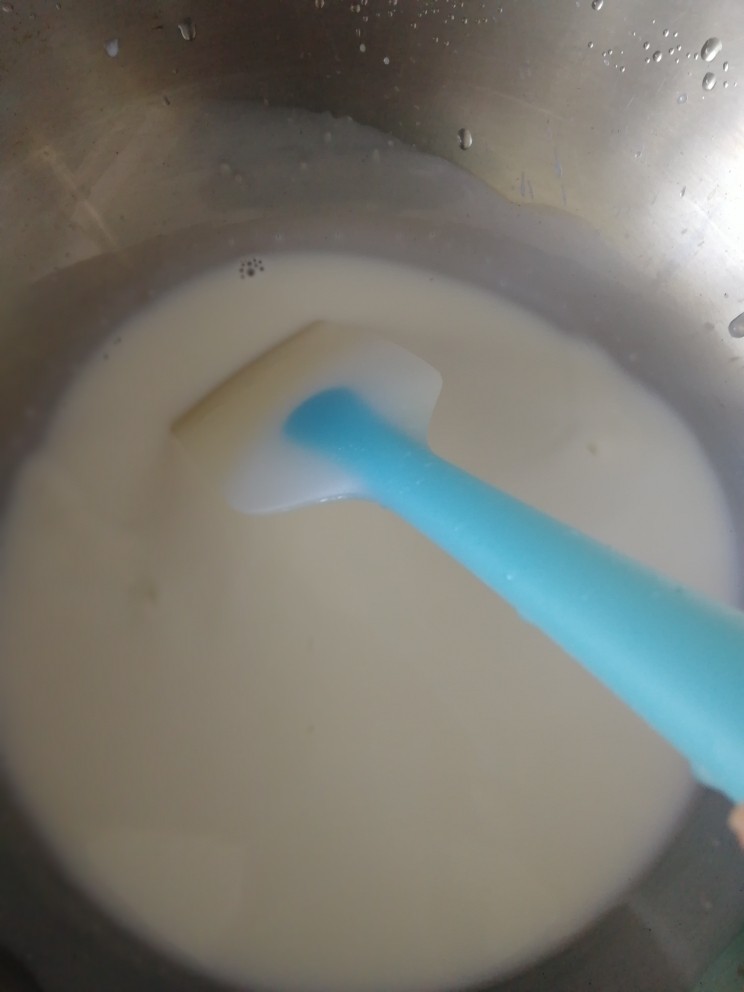 低卡冰激凌,小火不停的搅动。奶开后关火,再搅动一分钟。