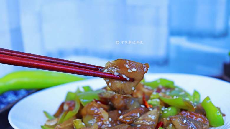 青椒烧茄子(少油秘诀),常吃茄子对慢性胃炎、肾炎水肿等疾病都有一定的治疗作用。