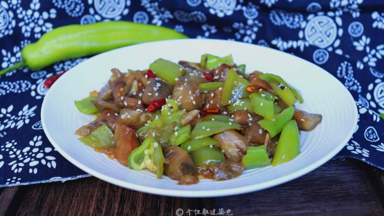 青椒烧茄子(少油秘诀),说道茄子,就不得不提它的营养价值,抗衰老、防治胃癌、清热解暑、保护心血管。