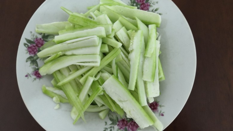 蛋白丝瓜枸杞汤,把切条的丝瓜,装盘备用