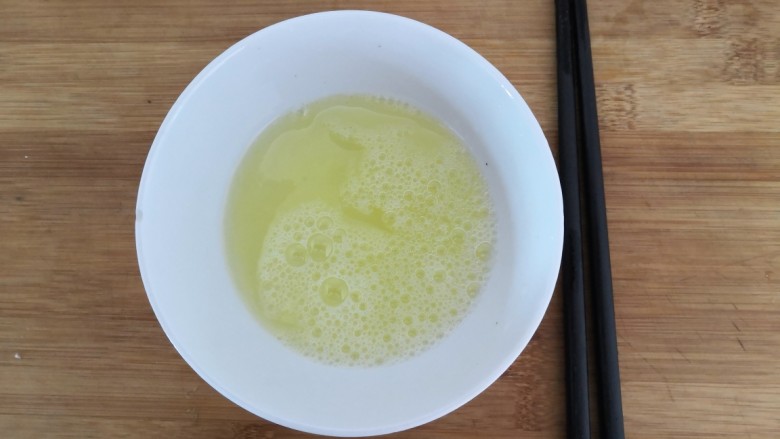 蛋白丝瓜枸杞汤,蛋白,用筷子 ,搅拌均匀,备用