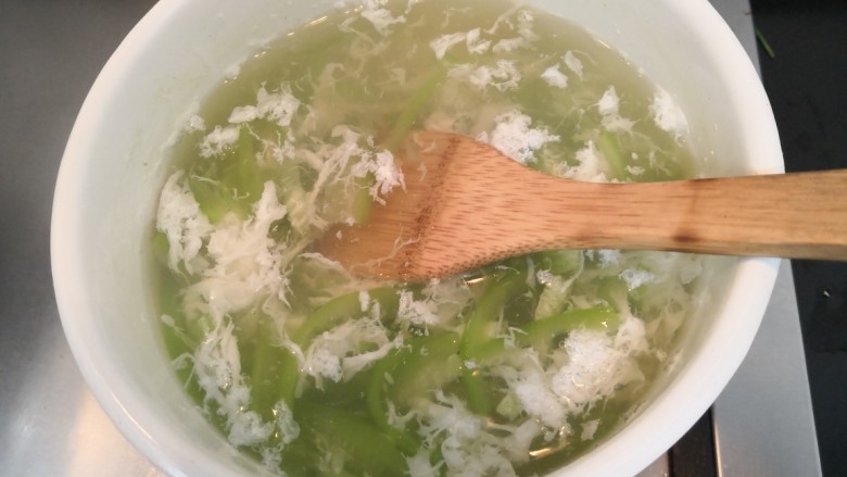 蛋白丝瓜枸杞汤,用铲子,快速搅拌,至蛋白凝固