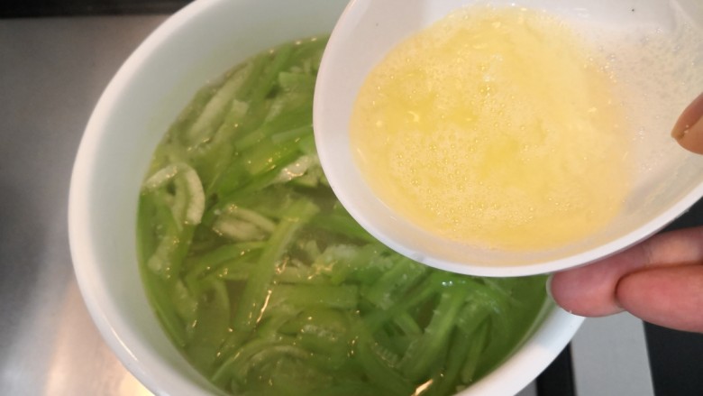 蛋白丝瓜枸杞汤,水再次煮开,倒入鸡蛋白