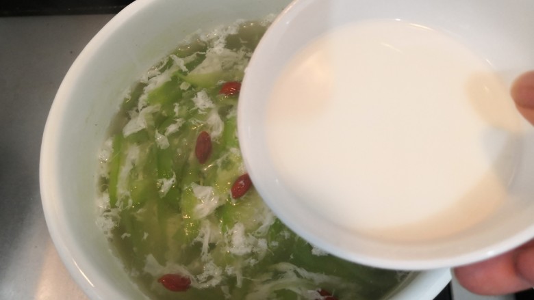 蛋白丝瓜枸杞汤,时间到,倒入淀粉水