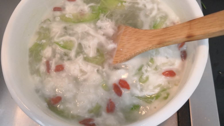 蛋白丝瓜枸杞汤,淀粉水倒入后,用铲子,不停搅拌,到汤汁浓稠